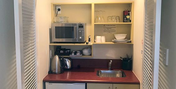queen studio suite kitchenette